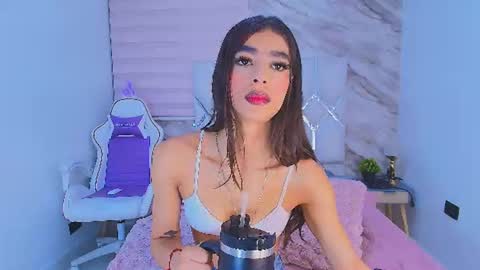 Snapshot of colett_hall chatting on 07/04/26, 12:00 colett online show from 07/04/26, 12:00