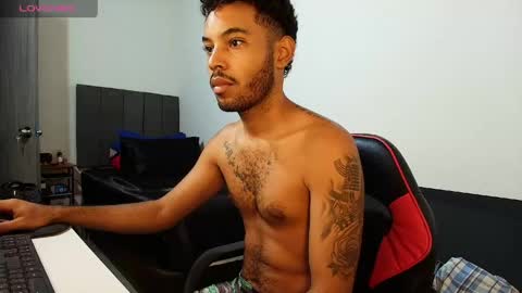 Snapshot of colinlatinbrown chatting on 04/28/26, 09:14 IG online show from 04/28/26, 09:14