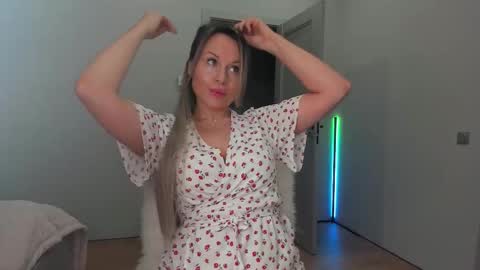 Snapshot of cometoseeme_ chatting on 10/19/25, 03:45 Alice online show from 10/19/25, 03:45