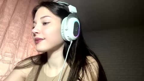 Snapshot of conchitaderricott chatting on 09/26/25, 01:15 Bella online show from 09/26/25, 01:15