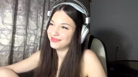 Snapshot of conchitaderricott chatting on 10/15/25, 01:00 Bella online show from 10/15/25, 01:00