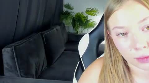 Snapshot of coral1ne_clark chatting on 07/19/26, 01:42 Coral1ne Clark online show from 07/19/26, 01:42