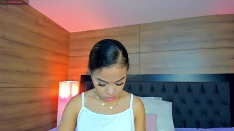 Snapshot of coralineross_ chatting on 12/17/25, 10:43 coralineross_ online show from 12/17/25, 10:43