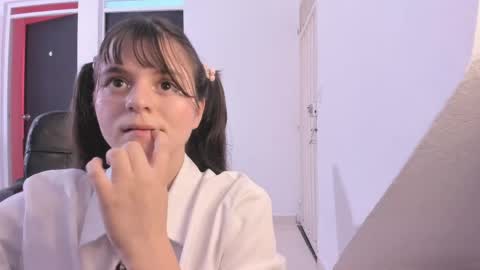 Coraline uwu     Bienvenidos al dulce mundo de Coraline    Hola amores soy Coraline  Una chica  tierna juguetona online show from 04/16/26, 09:39