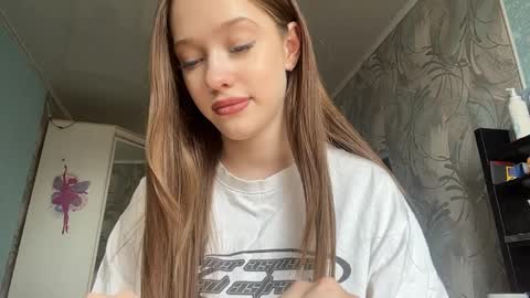 Bella 1st day here online show from 04/01/26, 08:59