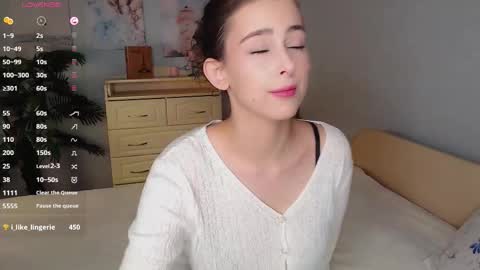 Snapshot of cosmos_baby chatting on 09/19/25, 01:23 Luna online show from 09/19/25, 01:23