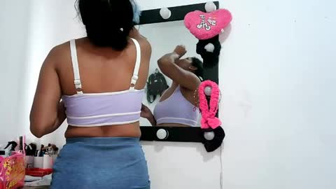 Snapshot of coupleeswetthott chatting on 05/31/26, 02:13 coupleeswetthott online show from 05/31/26, 02:13