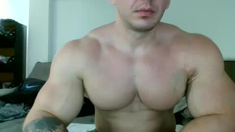 Snapshot of couplemuscle40 chatting on 09/19/25, 02:29 couplemuscle40 online show from 09/19/25, 02:29