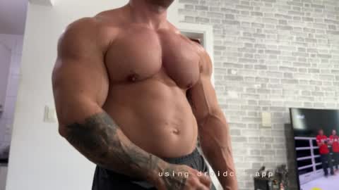 Snapshot of couplemuscle40 chatting on 06/05/26, 02:12 couplemuscle40 online show from 06/05/26, 02:12