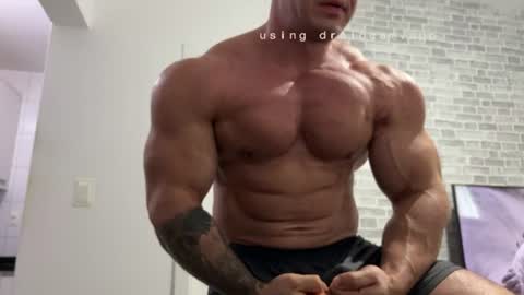 Snapshot of couplemuscle40 chatting on 06/08/26, 01:44 couplemuscle40 online show from 06/08/26, 01:44
