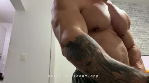 Snapshot of couplemuscle40 chatting on 06/09/26, 01:23 couplemuscle40 online show from 06/09/26, 01:23