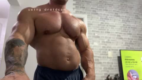 Snapshot of couplemuscle40 chatting on 06/16/26, 11:29 couplemuscle40 online show from 06/16/26, 11:29