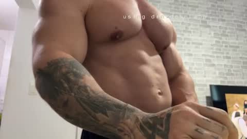 Snapshot of couplemuscle40 chatting on 06/17/26, 07:26 couplemuscle40 online show from 06/17/26, 07:26