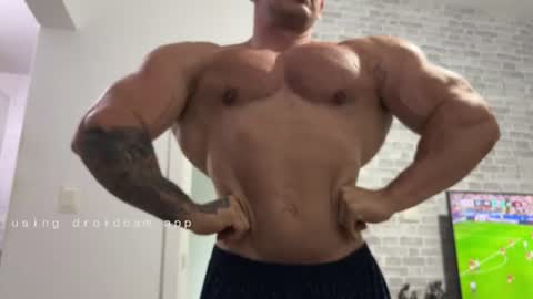 Snapshot of couplemuscle40 chatting on 06/22/26, 06:27 couplemuscle40 online show from 06/22/26, 06:27