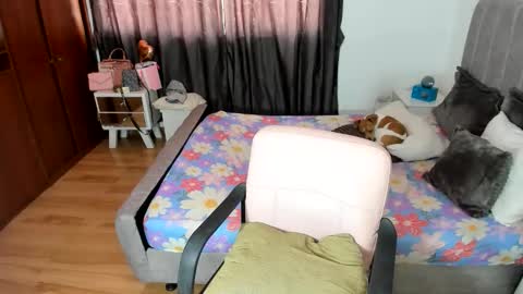 Snapshot of crazygirlsweet chatting on 06/04/26, 02:56 LAURA online show from 06/04/26, 02:56