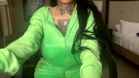 Snapshot of creamyexotica chatting on 12/28/24, 10:14 CreamyExotica online show from 12/28/24, 10:14