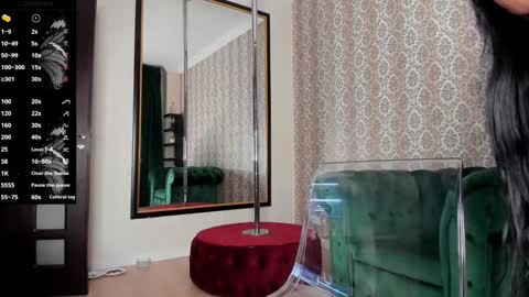 Snapshot of creamyinkk chatting on 01/08/25, 07:24 Sophie online show from 01/08/25, 07:24