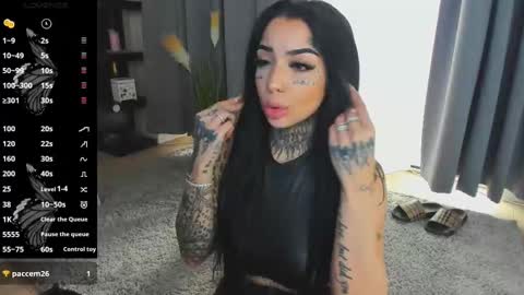 Snapshot of creamyinkk chatting on 03/11/25, 11:12 Sophie online show from 03/11/25, 11:12