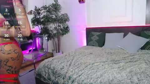 Snapshot of creamyinkk chatting on 10/28/25, 07:01 Sophie online show from 10/28/25, 07:01