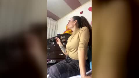 Snapshot of crespavale chatting on 03/19/26, 05:28 crespavale online show from 03/19/26, 05:28