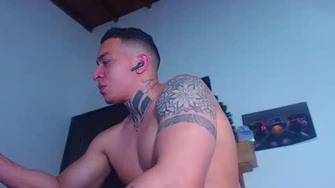 Snapshot of criss__tom chatting on 02/17/25, 05:25 Cristopher online show from 02/17/25, 05:25