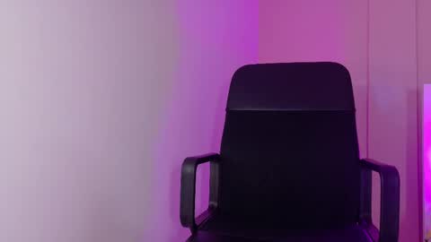 Nicole  Connection time 220pm-910pmCol online show from 10/17/25, 07:49