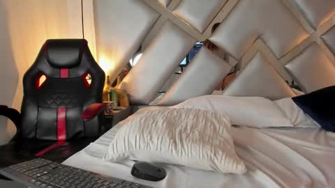 cristalevans_vc online show from 10/17/25, 05:48