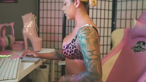 Laura online show from 12/03/25, 02:41