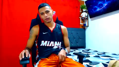 Snapshot of cristiantayron chatting on 07/21/26, 02:19 cristian online show from 07/21/26, 02:19