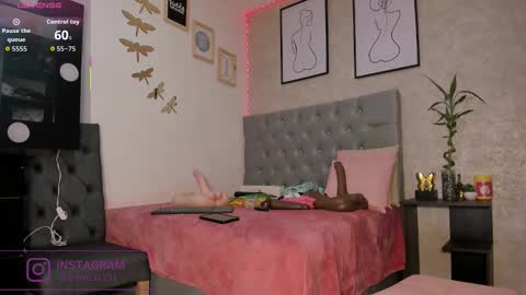 Snapshot of crystal_beennz chatting on 12/17/25, 03:23 online show from 12/17/25, 03:23