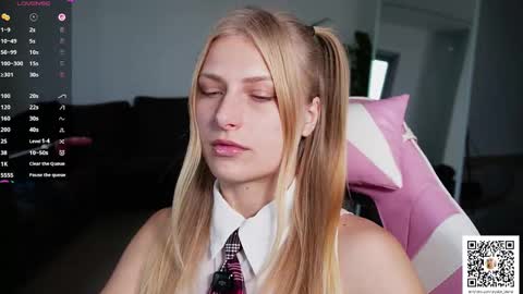 Snapshot of crystal_blond chatting on 04/17/26, 06:44 Crystal online show from 04/17/26, 06:44