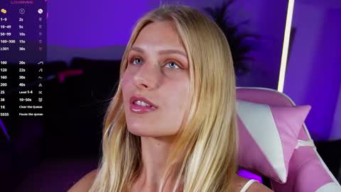 Snapshot of crystal_blond chatting on 04/20/26, 07:59 Crystal online show from 04/20/26, 07:59