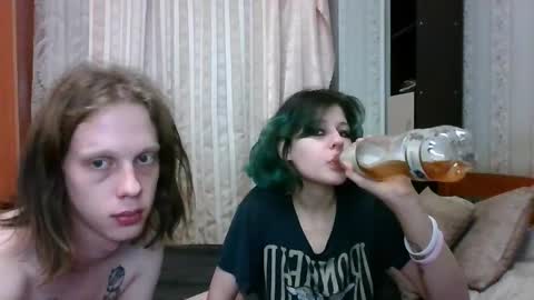 Snapshot of crystal_porn_love chatting on 03/04/25, 04:27 Crystal and Marcl online show from 03/04/25, 04:27