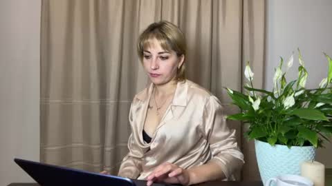Snapshot of crystalfever_ chatting on 06/20/26, 08:11 Mary online show from 06/20/26, 08:11