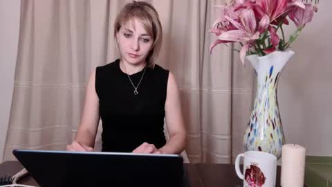 Snapshot of crystalfever_ chatting on 07/12/26, 08:33 Mary online show from 07/12/26, 08:33