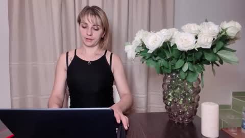 Snapshot of crystalfever_ chatting on 08/06/26, 08:44 Mary online show from 08/06/26, 08:44