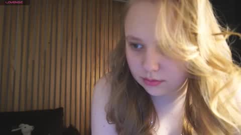 crystallpaws_ online show from 12/23/25, 06:22