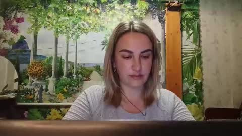 Snapshot of crystalqueen888 chatting on 03/28/26, 05:34 Julianna online show from 03/28/26, 05:34