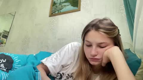 Snapshot of crystalstipp chatting on 07/05/26, 04:19 crystalstipp online show from 07/05/26, 04:19