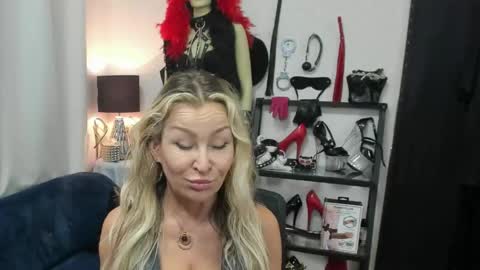 Snapshot of crystalxohotty chatting on 05/15/26, 06:20 CrystalHotty online show from 05/15/26, 06:20