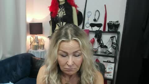 Snapshot of crystalxohotty chatting on 05/19/26, 04:52 CrystalHotty online show from 05/19/26, 04:52