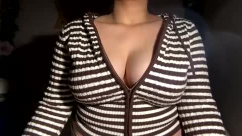 crystalyn777 online show from 12/01/25, 05:12