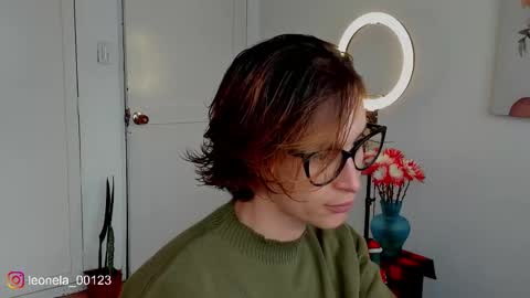 Snapshot of cuddlingbunnny chatting on 12/19/25, 06:26 Leonela online show from 12/19/25, 06:26