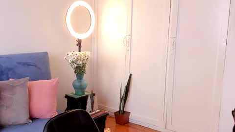 Snapshot of cuddlingbunnny chatting on 02/07/26, 12:42 Leonela online show from 02/07/26, 12:42