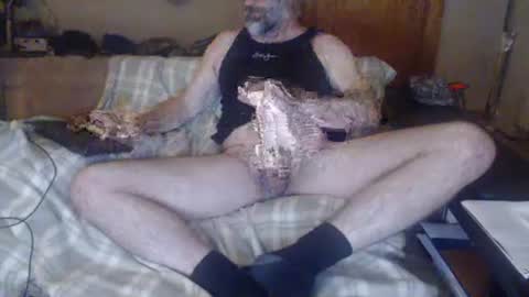 Snapshot of cumwme2thesea chatting on 02/01/25, 03:41 5 seconds later online show from 02/01/25, 03:41