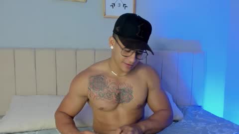 Snapshot of curly_and_muscle chatting on 02/02/26, 03:38 Roger online show from 02/02/26, 03:38