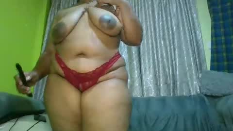 Snapshot of curvy_essie chatting on 01/31/25, 10:31 Essie online show from 01/31/25, 10:31