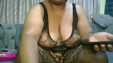Snapshot of curvy_essie chatting on 02/01/25, 09:32 Essie online show from 02/01/25, 09:32