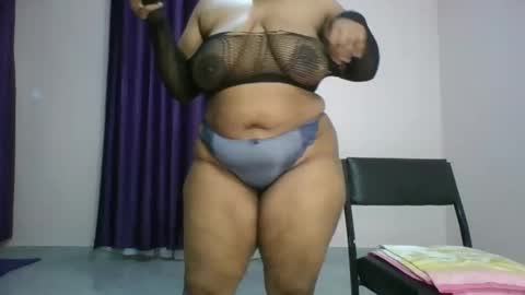 Snapshot of curvy_essie chatting on 02/12/25, 01:16 Essie online show from 02/12/25, 01:16