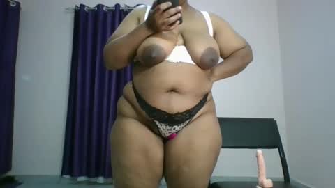 Snapshot of curvy_essie chatting on 02/21/25, 05:42 Essie online show from 02/21/25, 05:42